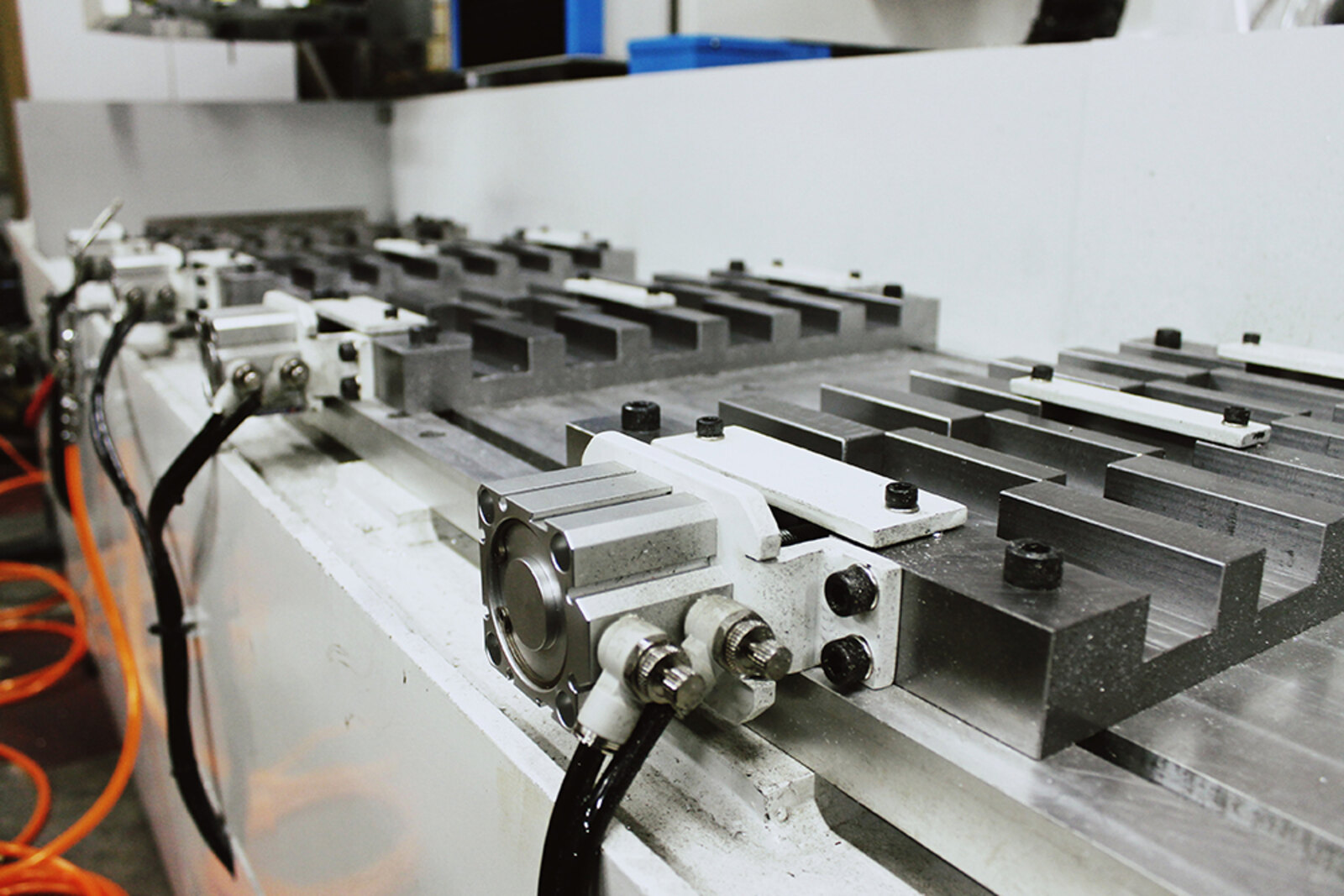 廠內自動化 CNC 加工設備