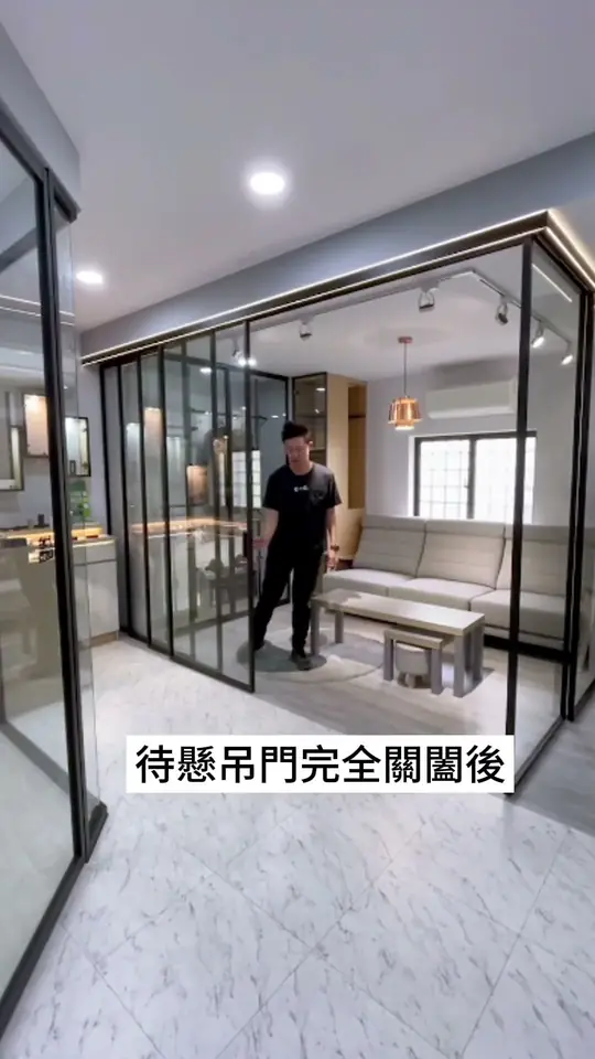 專人親自示範如何操作新款同步連動懸吊門